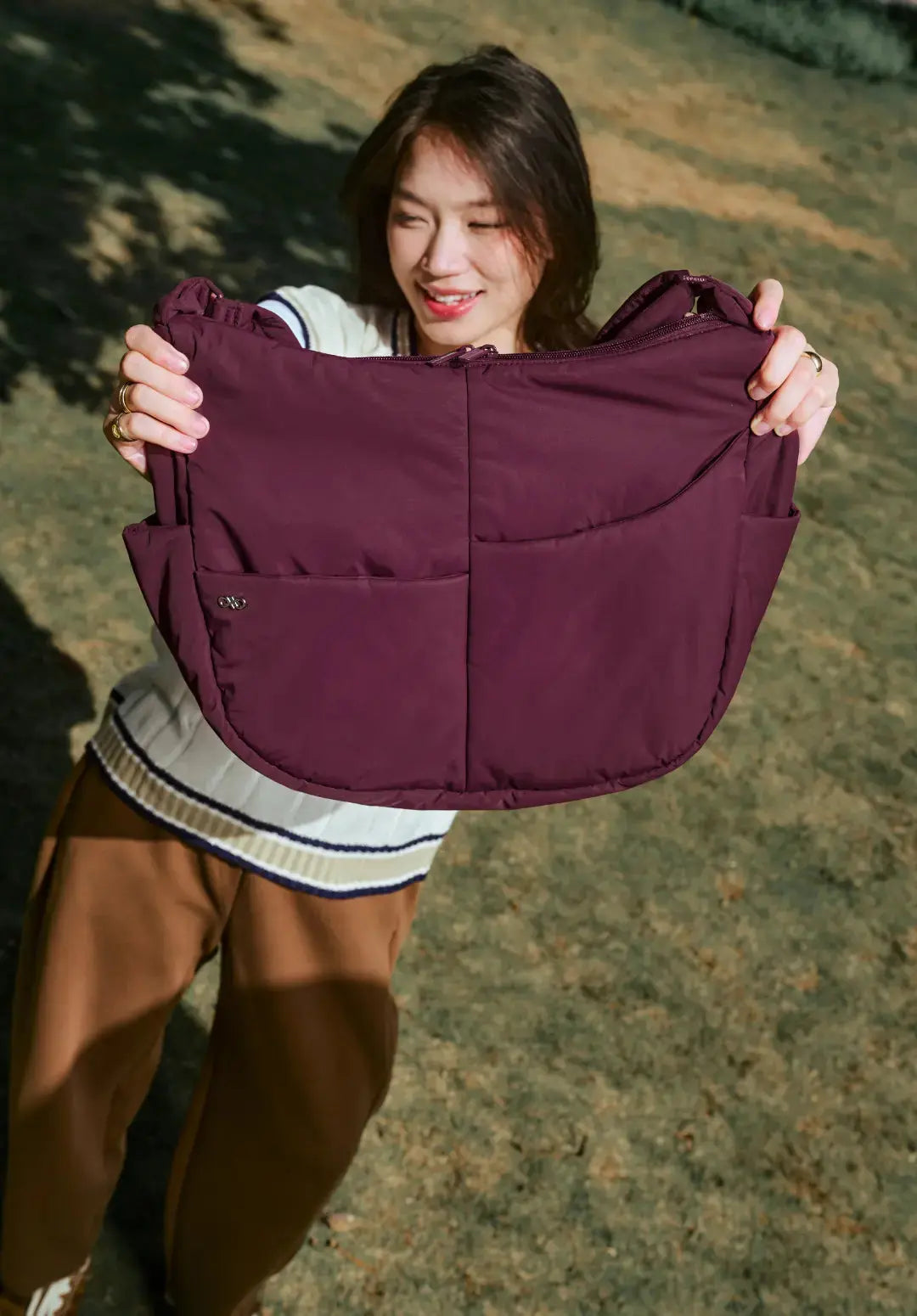 XL SIGNATURE POCKET CROSSBODY BAG IN WINE