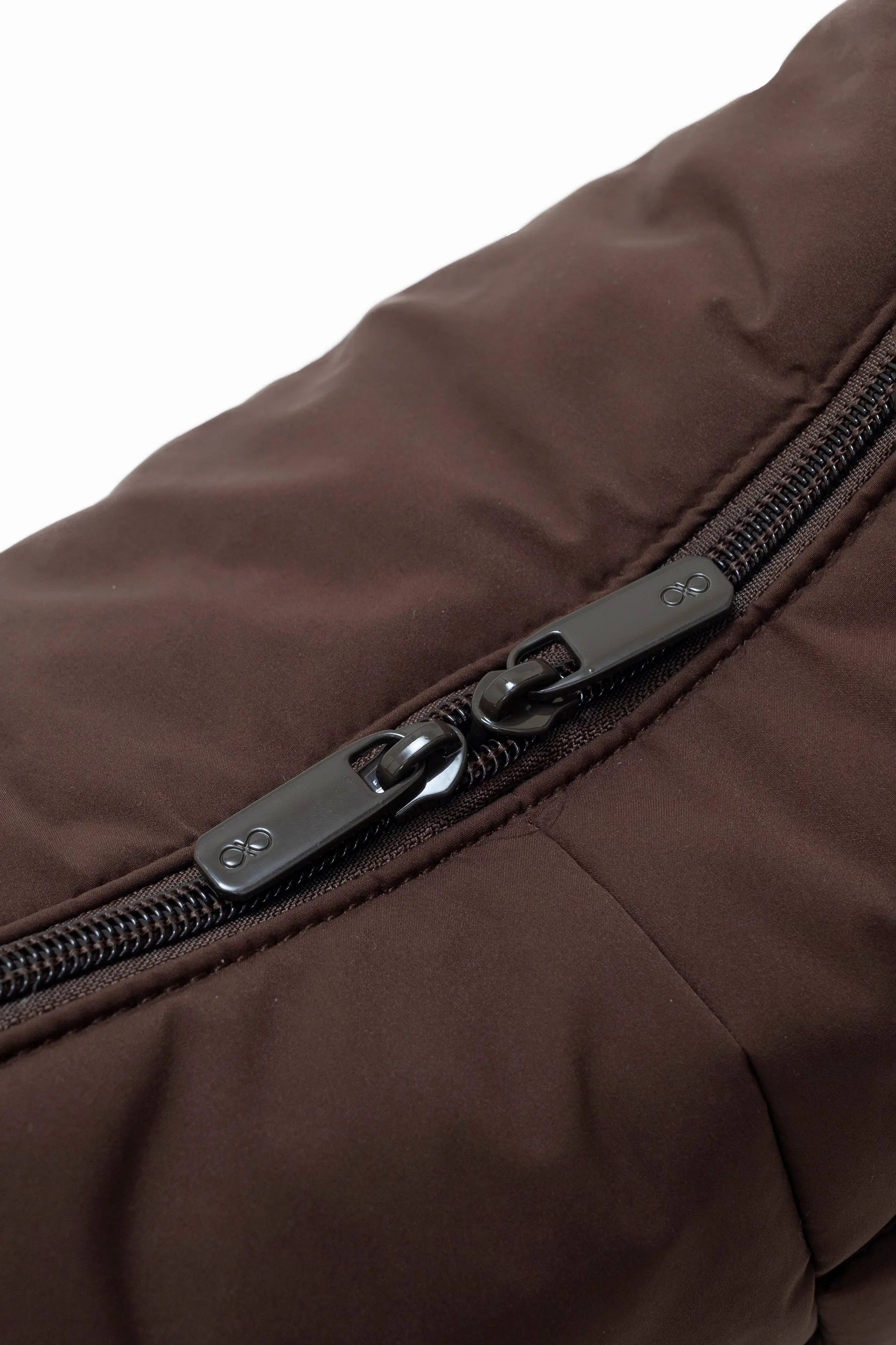 SIGNATURE POCKET CROSSBODY BAG 2.0 IN COSY CACAO