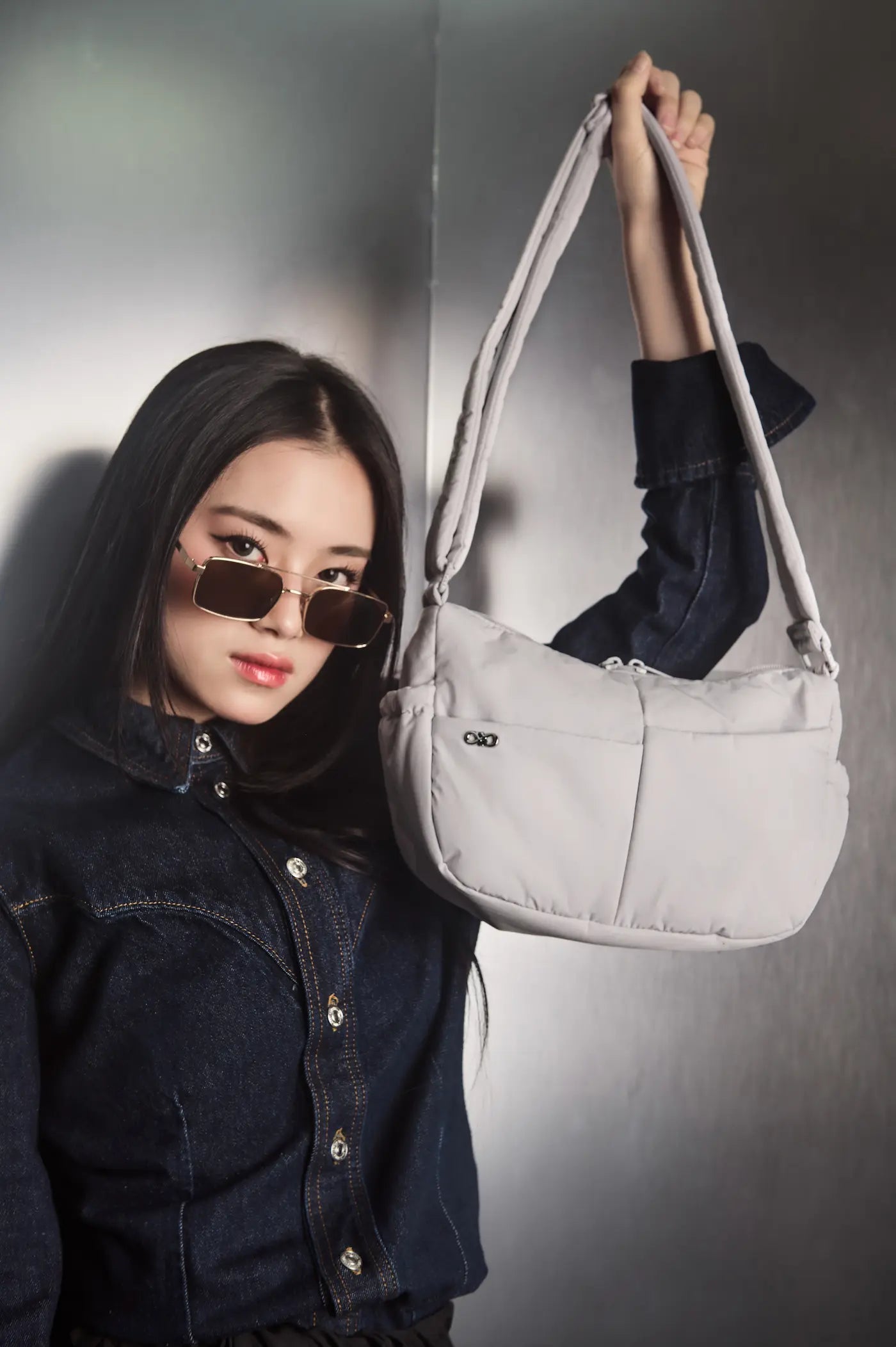 MINI SIGNATURE POCKET CROSSBODY BAG IN COSY LUXE DOVE GREY