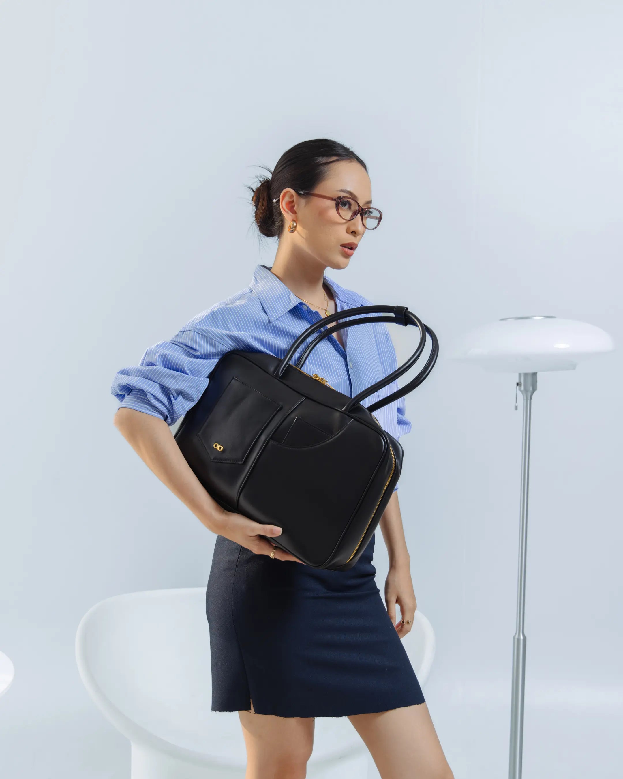 SIGNATURE POCKET L REI TOTE BAG IN BLACK TSL Singapore