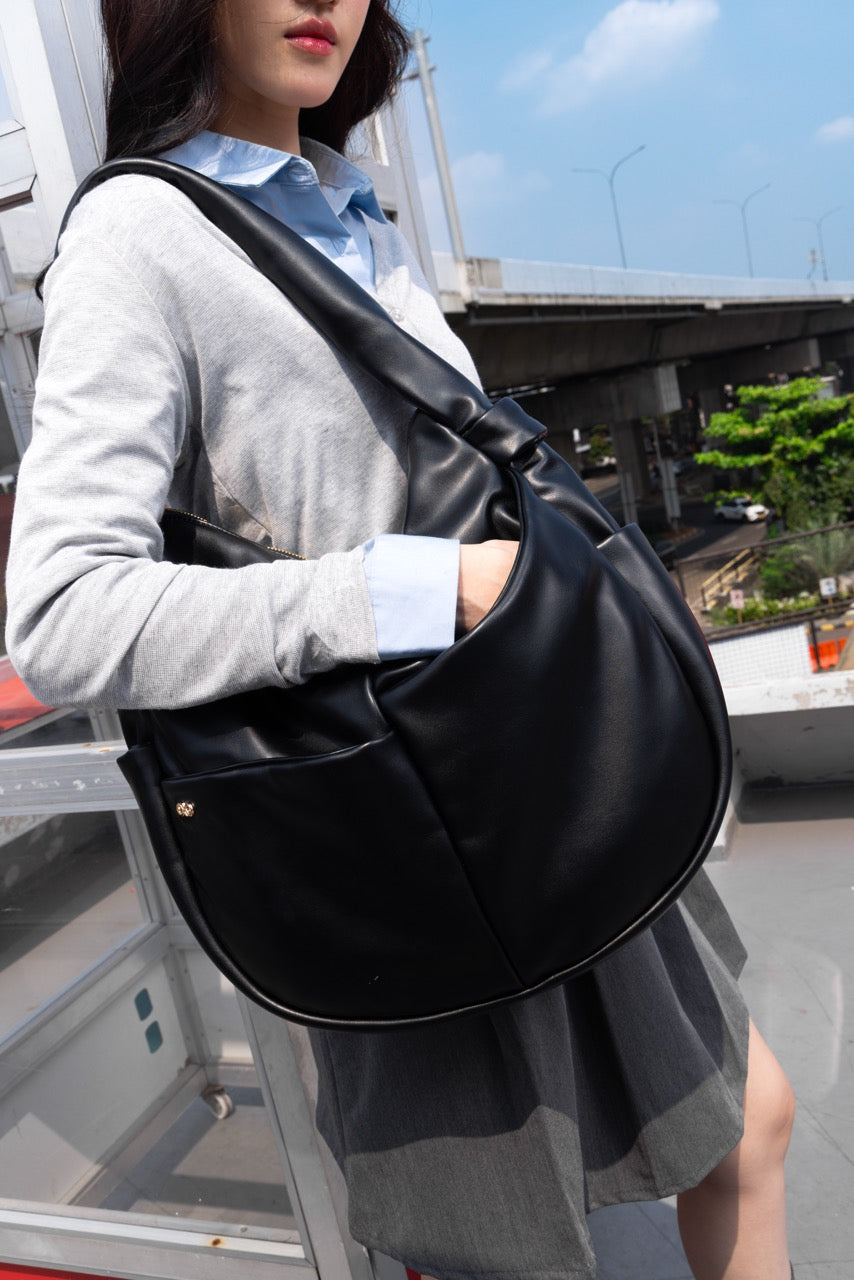 SIGNATURE POCKET SLOUCHY HOBO IN BLACK