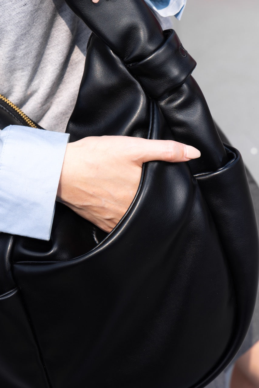 SIGNATURE POCKET SLOUCHY HOBO IN BLACK