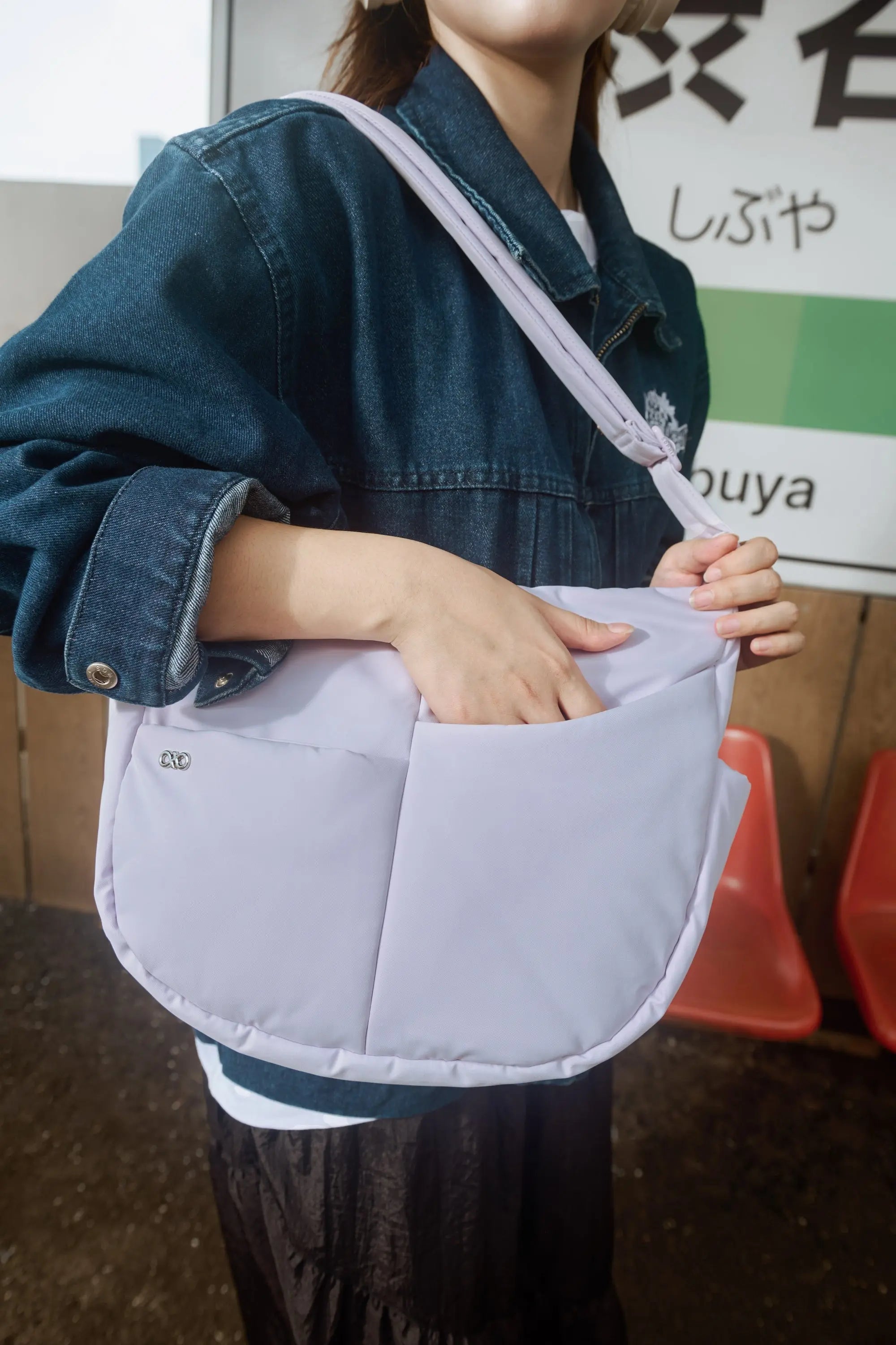 SIGNATURE POCKET CROSSBODY BAG IN COSY LUXE LILAC 