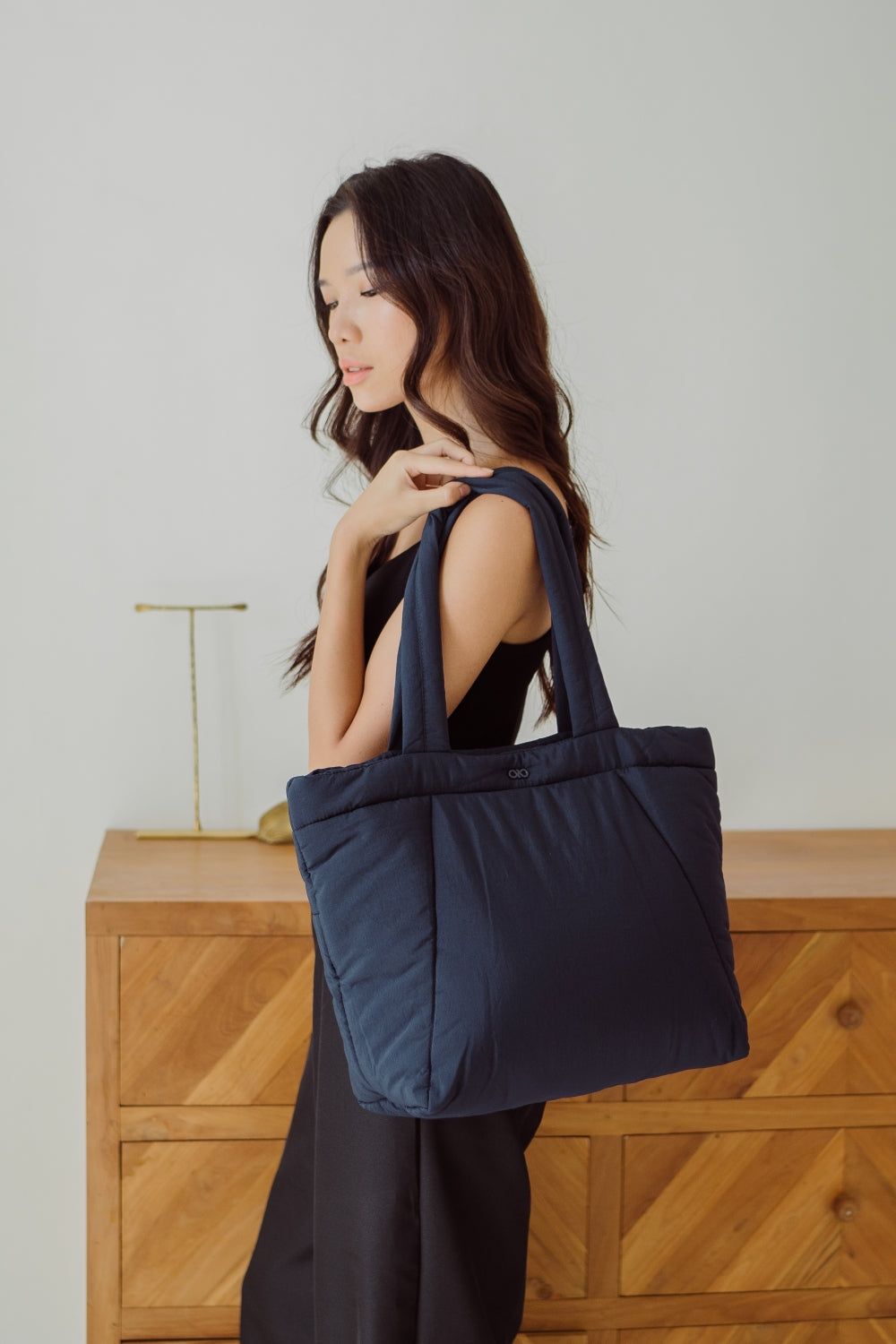 COSY PUFFY TOTE BAG IN MIDNIGHT