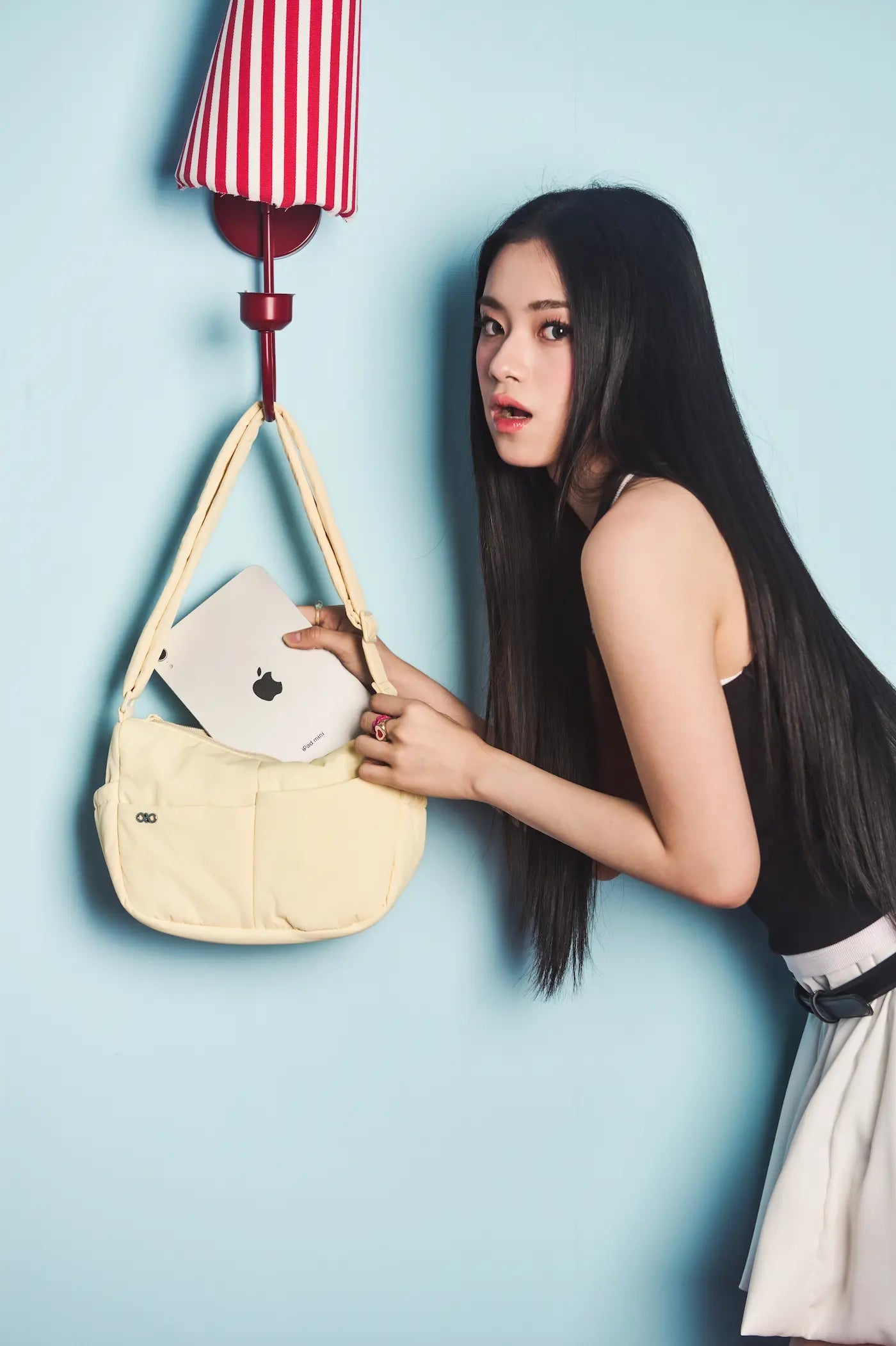 MINI SIGNATURE POCKET CROSSBODY BAG IN POSH MELLOW 