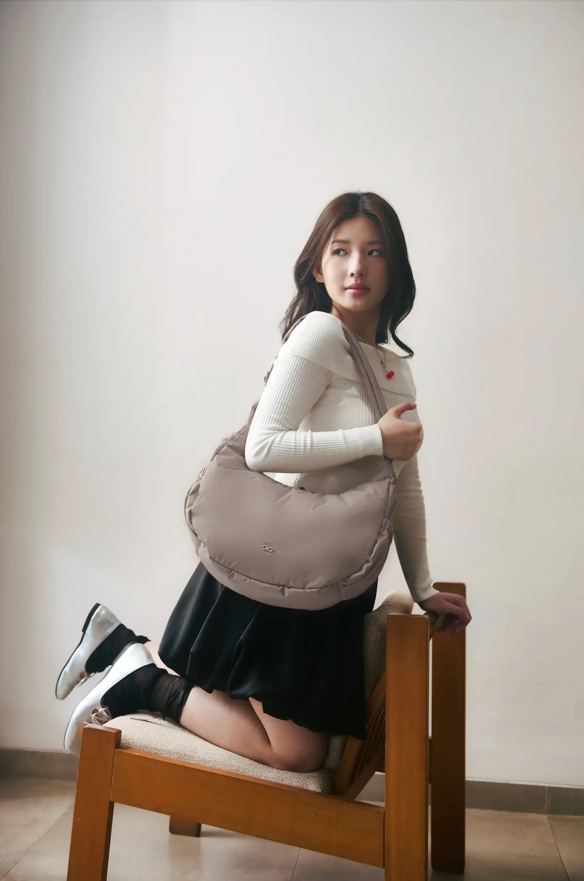 COSY LUXE L CRESCENT BAG 2.0 IN TAUPE 