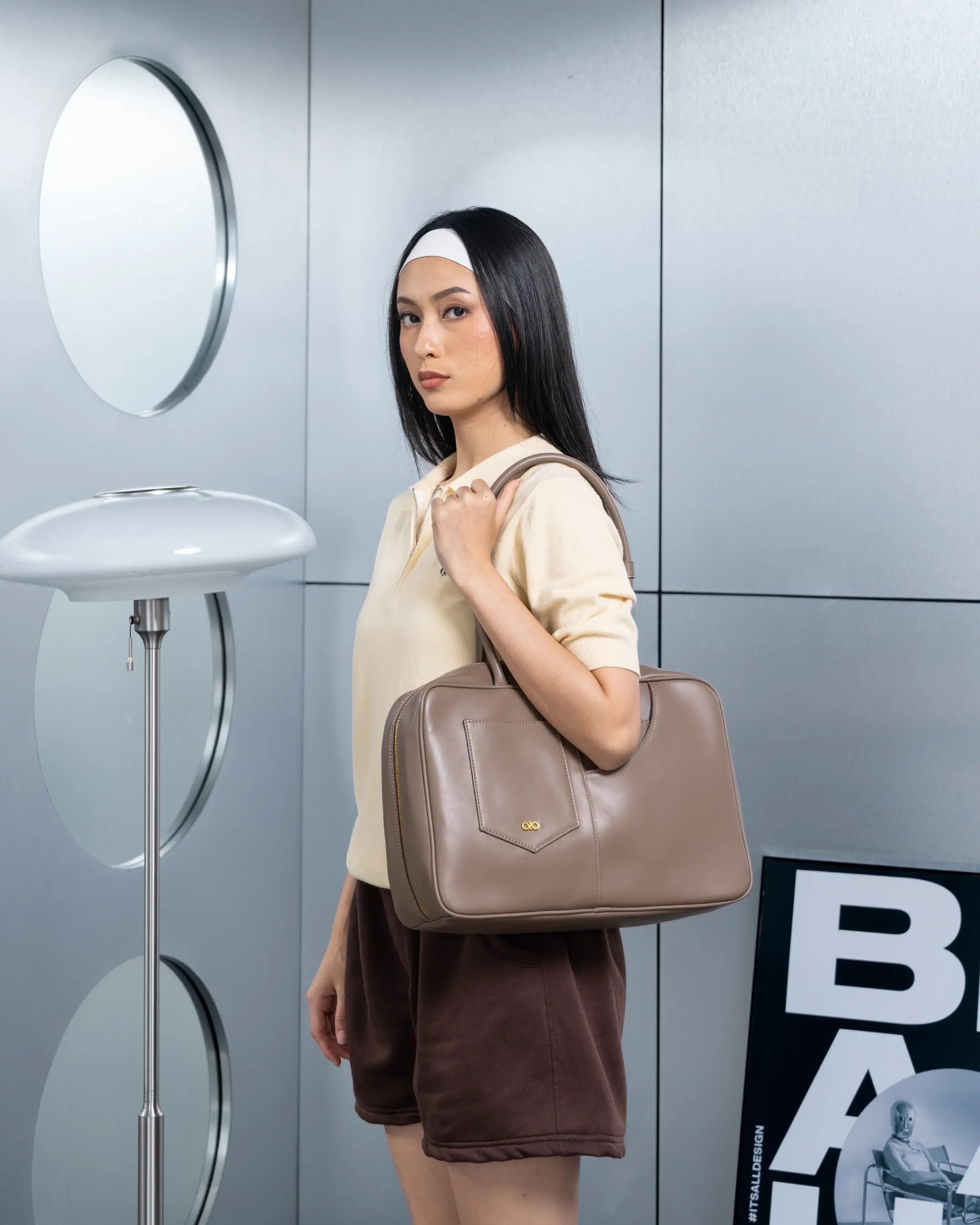 SIGNATURE POCKET L REI TOTE BAG IN TAUPE TSL Singapore