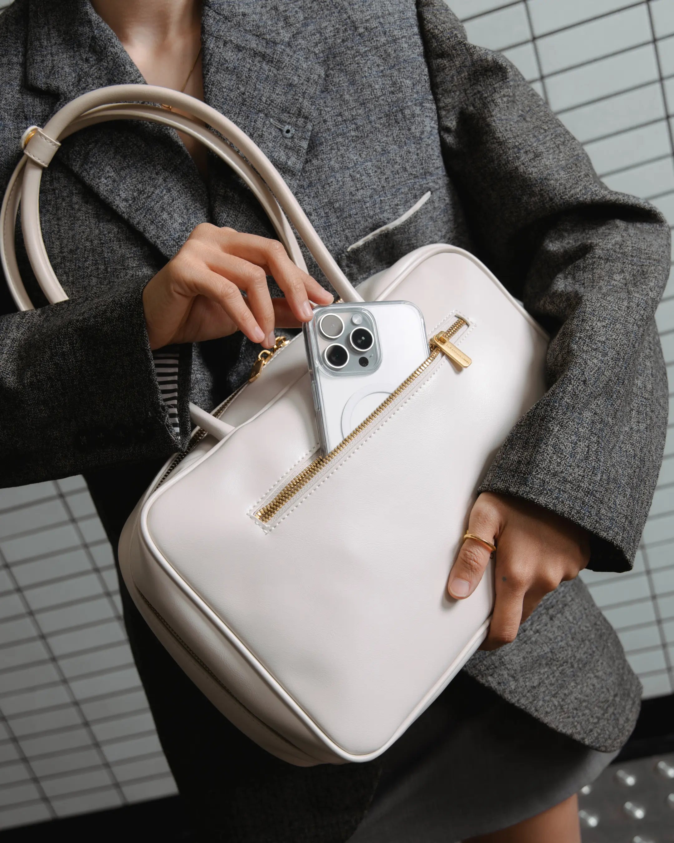 SIGNATURE POCKET M REI TOTE BAG IN CHALK TSL Singapore