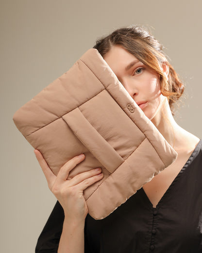 COSY PUFFY CLUTCH BAG IN MOCHA