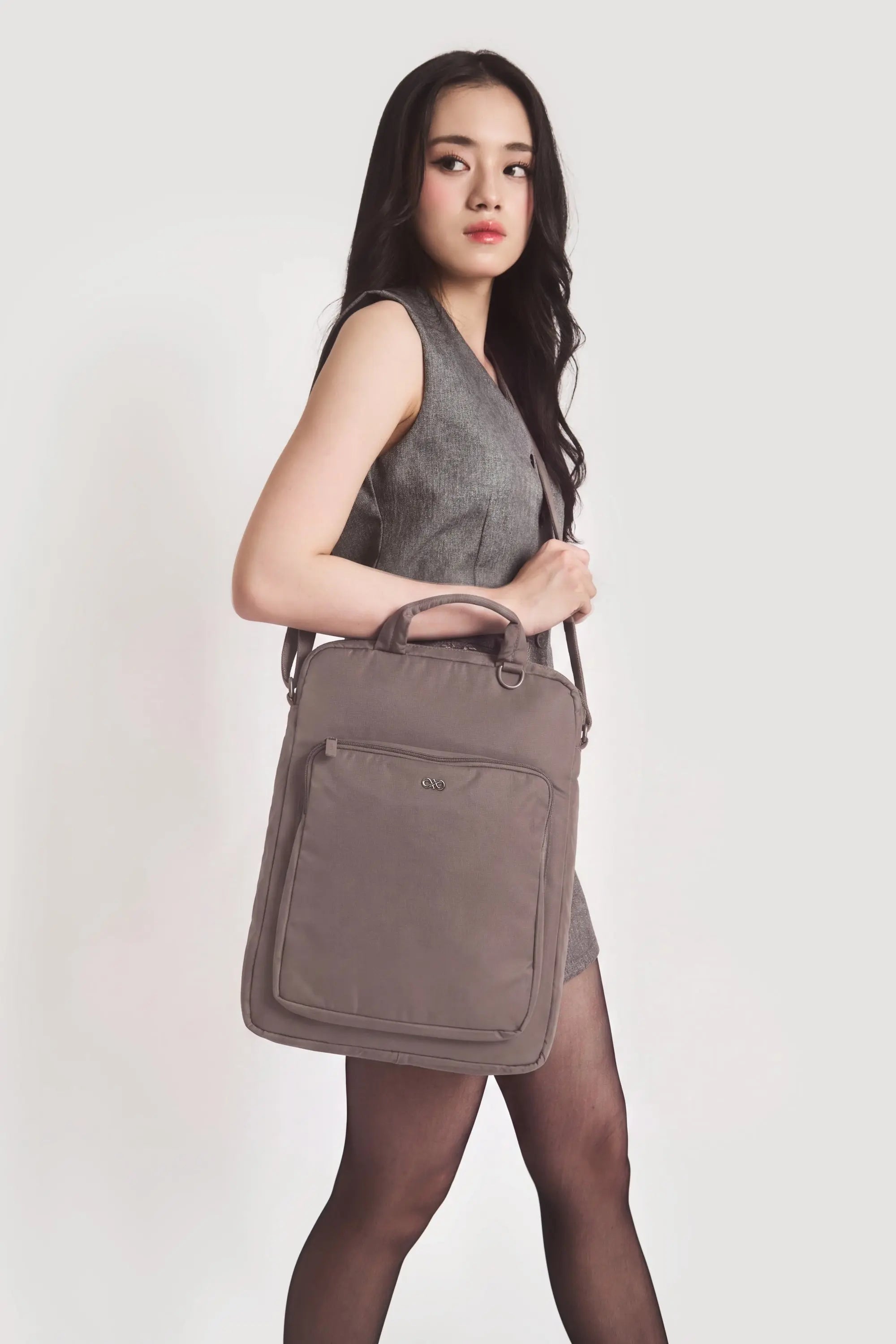 POSH LAPTOP BAG IN TAUPE 
